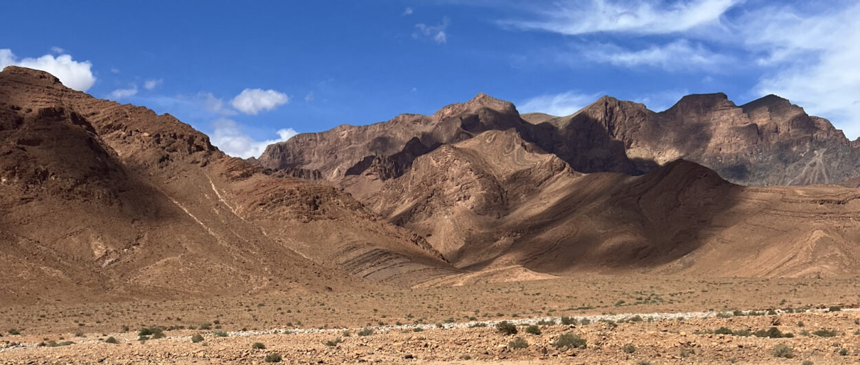 Vue des montagnes sur la route vers la ville de Tata Maroc